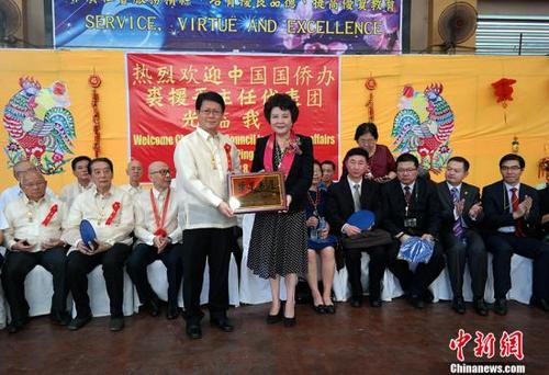 中國僑網(wǎng)2月8日,,中國國務院僑務辦公室主任裘援平在菲律賓南部城市達沃訪問,,她先后走訪當?shù)貎S社會所、華人消防隊,、華文學校,,與當?shù)厝A校華文教師座談,,并出席達沃僑界新春聯(lián)歡會。圖為裘援平主任向納卯中華中學贈送中文圖書,,捐建“華星書屋”圖書館,。 中新社記者 張明 攝