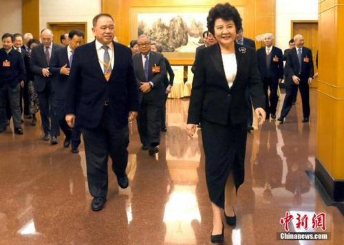 中國僑網(wǎng)3月11日,,中國國務(wù)院僑辦主任裘援平在北京會見部分出席十二屆全國人大五次會議和全國政協(xié)十二屆五次會議的港澳地區(qū)代表,、委員。 中新社記者 張勤 攝