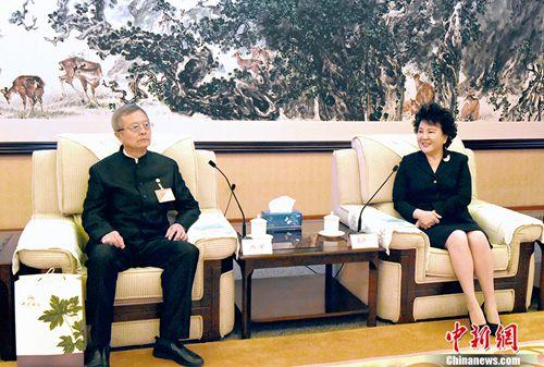 中國(guó)僑網(wǎng)5月23日,,中國(guó)國(guó)務(wù)院僑辦主任裘援平(右)在北京會(huì)見(jiàn)東部非洲中國(guó)和平統(tǒng)一促進(jìn)會(huì)訪問(wèn)團(tuán),。 中新社記者 張勤 攝