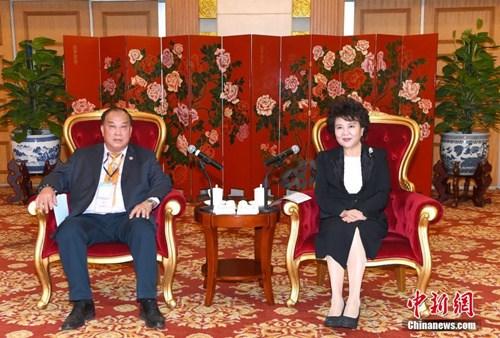中國僑網(wǎng)5月23日,,中國國務(wù)院僑辦主任裘援平在北京會見美國安良工商會訪問團,。 中新社記者 張勤 攝