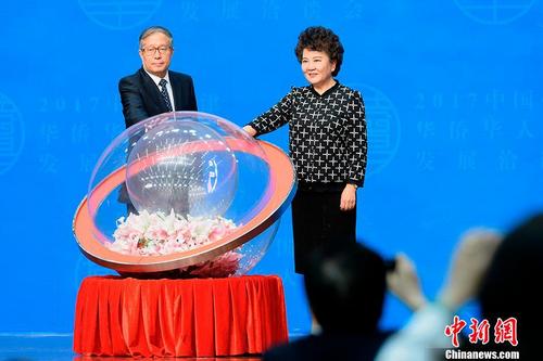 中國僑網6月14日,2017中國·天津華僑華人創(chuàng)業(yè)發(fā)展洽談會在天津梅江會展中心開幕,。圖為中國國務院僑辦主任裘援平(右),、天津市委書記李鴻忠(左)出席啟動儀式。 中新社記者 佟郁 攝