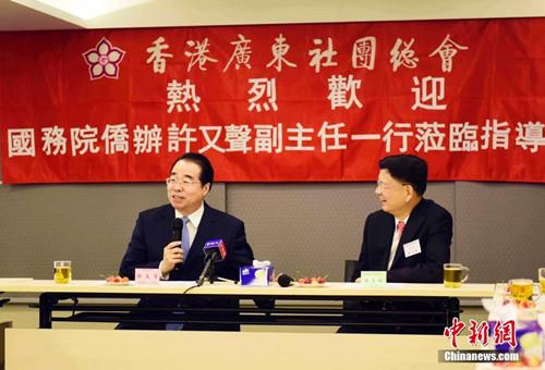 中國僑網(wǎng)7月4日,國務院僑辦黨組書記,、副主任許又聲(左)到訪香港廣東社團總會時指出,,香港粵籍鄉(xiāng)親要緊緊抓住“一帶一路”和粵港澳大灣區(qū)建設(shè)發(fā)展機遇,發(fā)展香港經(jīng)濟,,切莫錯失良機,。香港廣東社團總會主席梁亮勝(右)對許又聲的到訪表示感謝。中新社記者 徐冬冬 攝
