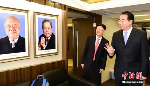 中國僑網(wǎng)7月4日,,國務院僑辦黨組書記、副主任許又聲(右)到訪香港廣東社團總會。中新社記者 徐冬冬 攝