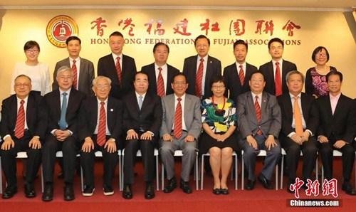 中國僑網(wǎng)7月4日,,國務院僑辦黨組書記,、副主任許又聲(前排左四)到訪香港福建社團聯(lián)會,。香港福建社團聯(lián)會主席吳良好(右五)歡迎許又聲一行的到訪,。中新社記者 謝光磊 攝
