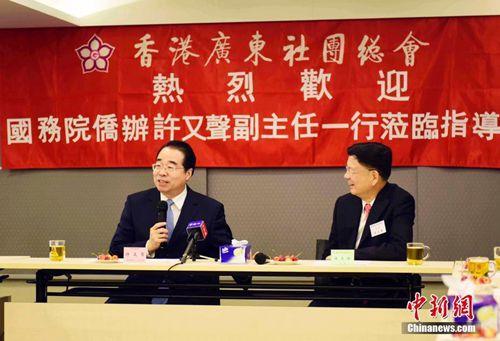 中國僑網(wǎng)資料圖:7月4日,,國務(wù)院僑辦黨組書記,、副主任許又聲(左)到訪香港廣東社團(tuán)總會。中新社記者 徐冬冬 攝