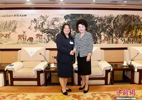 中國僑網(wǎng)7月5日,,中國國務(wù)院僑辦主任裘援平在北京會見旅美中國科學家工程師專業(yè)人士協(xié)會回國考察團一行。 中新社記者 張勤 攝