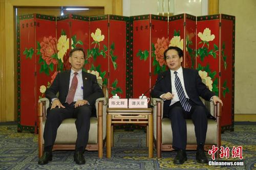 中國(guó)僑網(wǎng)7月26日,國(guó)務(wù)院僑辦副主任譚天星在北京會(huì)見以菲律賓菲華聯(lián)誼總會(huì)理事長(zhǎng)陳文輝為團(tuán)長(zhǎng)的菲律賓菲華聯(lián)誼總會(huì)訪問團(tuán)一行,。中新社記者 盛佳鵬 攝