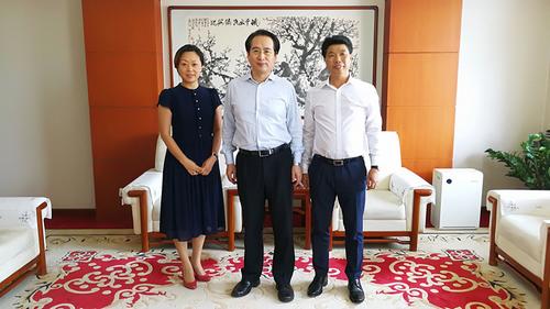 中國(guó)僑網(wǎng)7月31日,,中國(guó)國(guó)務(wù)院僑辦副主任譚天星(中)在北京會(huì)見(jiàn)匈牙利匈中長(zhǎng)城友好協(xié)會(huì)中方主席曹和平(右),。