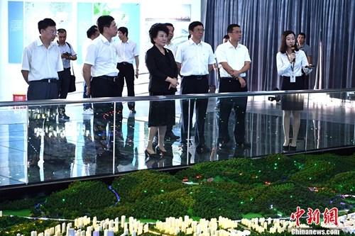 中國僑網(wǎng)9月10日下午,,國務院僑務辦公室主任裘援平赴福建“僑夢苑”調研,考察“僑夢苑”建設情況,,走訪了數(shù)字福建(長樂)產(chǎn)業(yè)園濱海新城等園區(qū),,并與相關負責人座談。圖為裘援平主任走訪數(shù)字福建(長樂)產(chǎn)業(yè)園濱海新城等園區(qū),。 中新社記者 王東明 攝