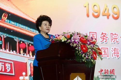 中國僑網(wǎng)9月29日,,中國國務院僑務辦公室,、中國海外交流協(xié)會在北京舉行招待會,,慶祝中華人民共和國成立68周年,。圖為國務院僑辦主任裘援平在招待會上致辭,。 中新社記者 李慧思 攝