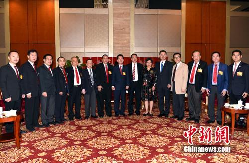 中國僑網(wǎng)10月17日,,中國國務(wù)院僑辦副主任郭軍在北京會(huì)見了菲律賓菲華各界聯(lián)合會(huì)訪華團(tuán)一行,。 張勤 攝