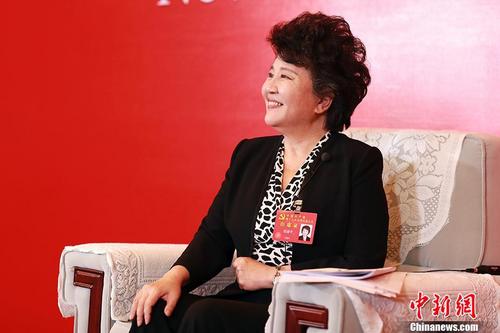 中國僑網(wǎng)10月22日,,中共十九大代表,、國務(wù)院僑務(wù)辦公室主任裘援平在十九大新聞中心接受媒體集體采訪,。 中新社記者 盛佳鵬 攝