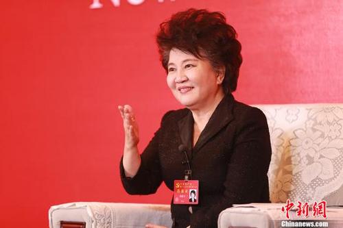 中國(guó)僑網(wǎng)10月23日,中共十九大代表,、國(guó)務(wù)院僑務(wù)辦公室主任裘援平在十九大新聞中心接受中外媒體集體采訪,。 中新社記者 盛佳鵬 攝