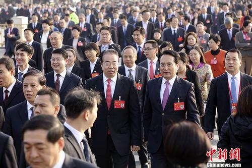 中國僑網(wǎng)10月24日,,中國共產(chǎn)黨第十九次全國代表大會在北京人民大會堂舉行閉幕會,。圖為十九大代表,、國務(wù)院僑辦副主任許又聲與譚天星步入會場。 中新社記者 盛佳鵬 攝