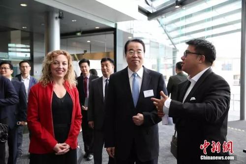 中國僑網(wǎng)圖為許又聲(中)與新西蘭青年發(fā)展部執(zhí)行長Linn Araboglos、新西蘭中華青年聯(lián)合會會長孫朕邦(右)出席論壇