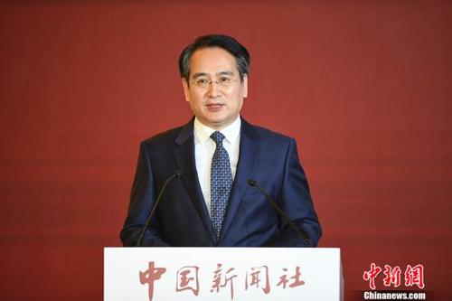 中國(guó)僑網(wǎng)12月21日,,由中國(guó)新聞社主辦的國(guó)是論壇“新時(shí)代·新經(jīng)濟(jì)”2017年會(huì)在北京舉行。圖為國(guó)務(wù)院僑務(wù)辦公室副主任譚天星致辭,。 中新社記者 崔楠 攝