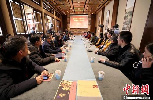 中國(guó)僑網(wǎng)1月9日,,“華助中心2018年度工作交流會(huì)”在北京舉行,,當(dāng)日下午,與會(huì)代表在故宮與故宮志愿者交流,?!昂M馊A僑華人互助中心”(簡(jiǎn)稱(chēng)“華助中心”)是國(guó)務(wù)院僑辦惠僑計(jì)劃之一,目前已在40個(gè)國(guó)家和地區(qū)共成立了60家“華助中心”,。中新社記者 張宇 攝