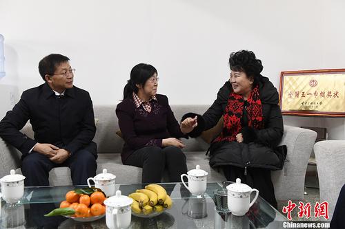 中國僑網(wǎng)1月25日,,國務(wù)院僑務(wù)辦公室主任裘援平(右),、蘭州市市長張偉文(左一)在蘭州看望、慰問美國歸僑張紅(左二),。張紅是2002年中科院“百人計劃”引進的人才,,她扎根西北蘭州研究重離子治癌項目已有15年了,。 中新社記者 楊艷敏 攝