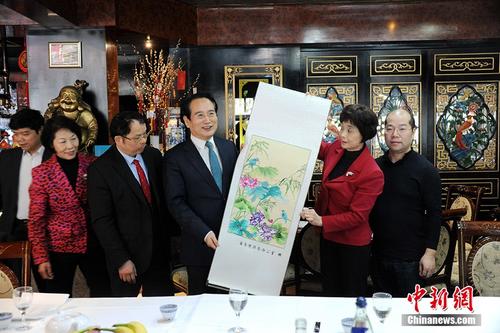 中國僑網(wǎng)當?shù)貢r間2月20日,率團訪問德國的中國國僑辦副主任譚天星在柏林走訪了德國華僑華人中國和平統(tǒng)一促進會(德國和統(tǒng)會),,并與該會在柏林地區(qū)的主要成員舉行座談。圖為譚天星一行向德國和統(tǒng)會贈送禮物,。中新社記者 彭大偉 攝