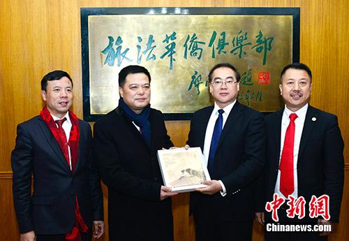 中國僑網(wǎng)郭軍(右二)走訪法國華僑華人會。 中新社記者 龍劍武 攝