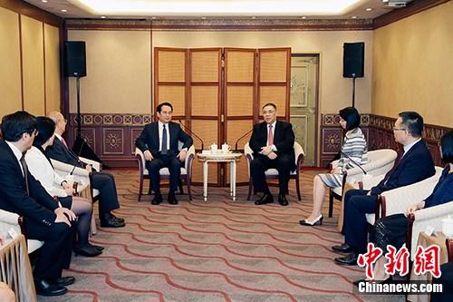 中國僑網(wǎng)5月21日,,澳門特別行政區(qū)行政長官崔世安在澳門會見中央統(tǒng)戰(zhàn)部副部長譚天星等前來出席“澳門全球傳媒產(chǎn)業(yè)發(fā)展大會2018”的嘉賓。中新社記者 鐘欣 攝