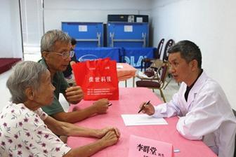 中國僑網(wǎng) 國僑辦“中醫(yī)關懷團”7日在美國休斯敦面向當?shù)厝A僑華人舉行免費講座和義診服務。 曾靜寧 攝