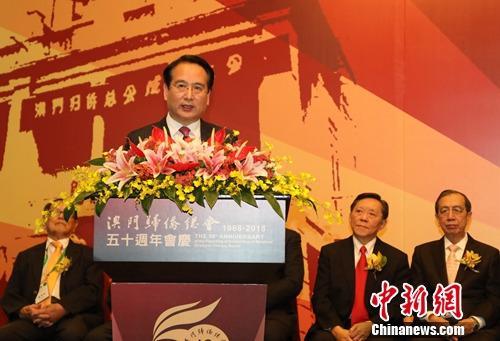 中國(guó)僑網(wǎng)10月25日,,澳門歸僑總會(huì)舉行成立50周年慶祝酒會(huì),。中共中央統(tǒng)戰(zhàn)部副部長(zhǎng)譚天星出席活動(dòng)表達(dá)祝賀和問(wèn)候,并在講話中提出四點(diǎn)看法,,勉勵(lì)澳門僑界人士,。謝光磊 攝