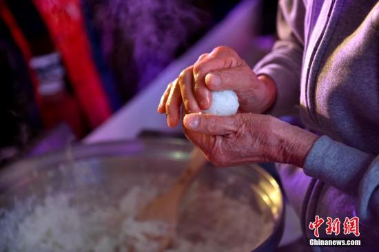 加拿大68歲中國老太太為生病鄰居做飯