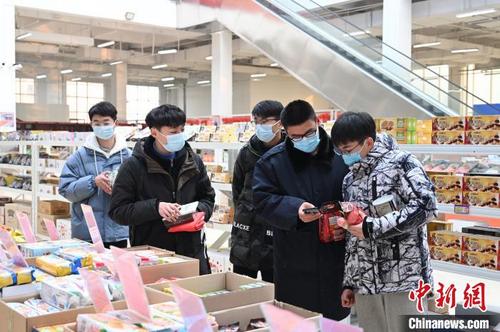 中國僑網(wǎng)圖為鄭州市區(qū)商超內(nèi),,市民購買進(jìn)口年貨?!±蹊谤i 攝