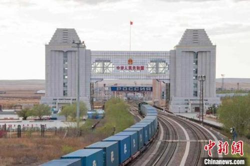 中國僑網(wǎng)中歐班列駛出國門,。哈鐵供圖