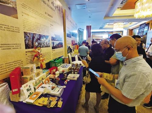 中國僑網(wǎng)蘭州農(nóng)特產(chǎn)品讓長沙市民流連忘返,。 李昕 攝