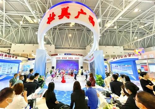 中國僑網(wǎng)在第三屆西洽會上,廣西館全方位展示開放發(fā)展的壯美廣西新形象。本報(bào)記者 鄧華/攝