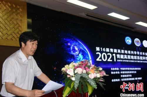 中國僑網(wǎng)陳發(fā)虎院士在年會開幕式上致辭,?!O自法 攝