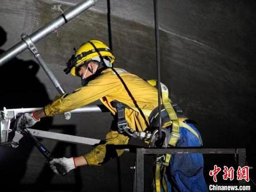 中國僑網(wǎng)圖為鐵路工人對中老鐵路玉溪至磨憨段接觸網(wǎng)平推進(jìn)行驗收作業(yè),。 樊儒 攝