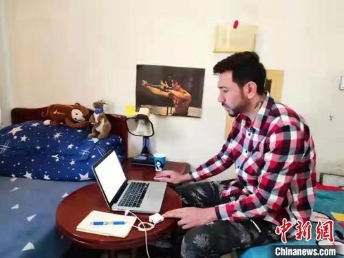 中國僑網(wǎng)近日,,由于新冠肺炎疫情未能返校的蘭州石化職業(yè)技術(shù)大學(xué)留學(xué)生給母校寄來書信,,表達(dá)關(guān)心與支持之情?!√m州石化職業(yè)技術(shù)大學(xué)供圖
