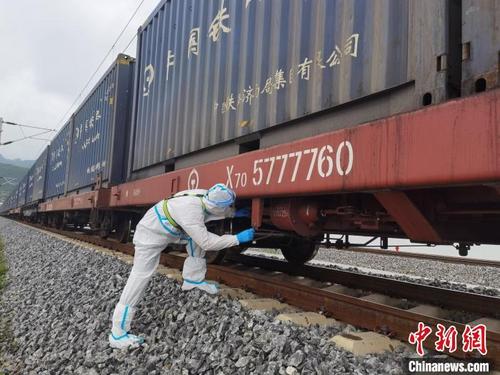 中國(guó)僑網(wǎng)圖為民警對(duì)列車進(jìn)行查驗(yàn),?!∧ズ┻厵z站供圖