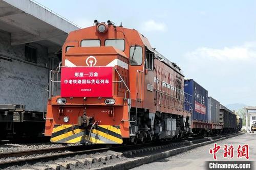 中國僑網(wǎng)圖為中老鐵路國際貨運列車整裝待發(fā),?!∽T媛元 攝