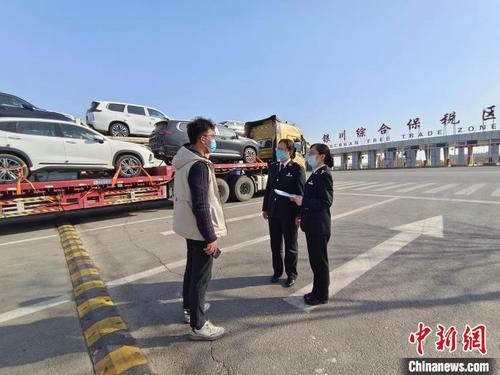 中國(guó)僑網(wǎng)海關(guān)工作人員查驗(yàn)出口國(guó)產(chǎn)汽車(chē),?!°y川海關(guān)供圖