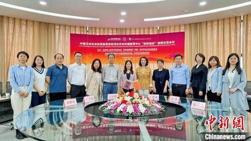 中國(guó)僑網(wǎng)5月12日,,蘭州華僑實(shí)驗(yàn)學(xué)校和馬爾代夫環(huán)礁教育中心“百校結(jié)好”視頻交流會(huì)議在蘭州市舉行?!「拭C省外事辦供圖