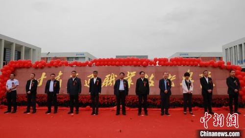 中國僑網(wǎng)6月6日,甘肅交通職業(yè)技術(shù)學(xué)院新校區(qū)落成典禮在蘭州新區(qū)舉行,。圖為活動(dòng)現(xiàn)場(chǎng),。 閆姣 攝