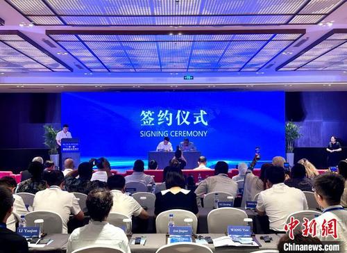 中國(guó)僑網(wǎng)簽約儀式。 郭佳 攝