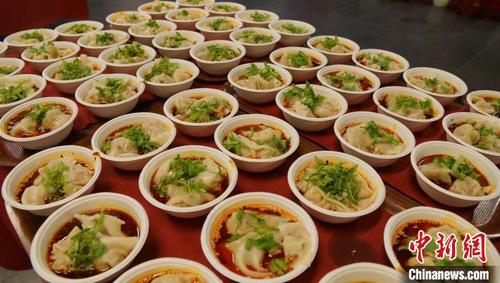 中國(guó)僑網(wǎng)成都美食紅油抄手。柏林中國(guó)文化中心供圖,。