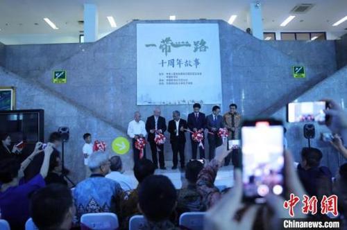 中國(guó)僑網(wǎng)圖為嘉賓共同為圖片展剪彩,。記者 李志全攝