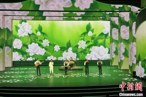 中國僑網(wǎng)13日晚,,“一帶一路”樂隊(duì)亮相在福建安溪舉辦的第12屆中國國際民間藝術(shù)節(jié),,演唱《茉莉花》《我的中國夢》?!】聦?攝