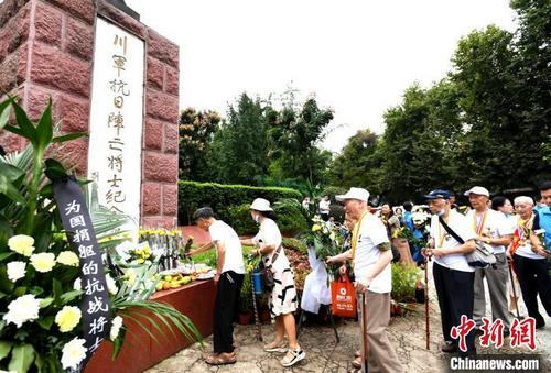 中國僑網(wǎng)向犧牲的抗日烈士敬獻(xiàn)鮮花,?!“苍础z