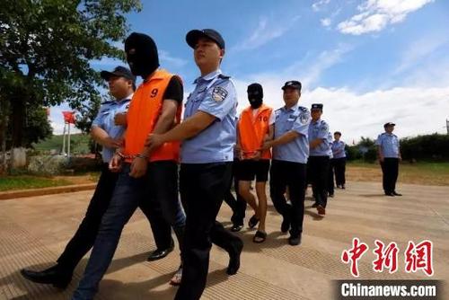 中國僑網(wǎng)圖為湖北安陸警方抓獲跨國電信詐騙犯罪集團成員(資料圖) 湖北安陸市公安局供圖