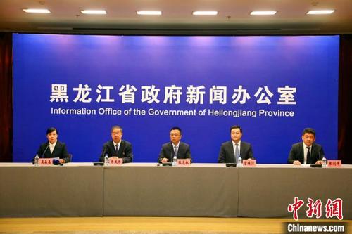 中國(guó)僑網(wǎng)11月10日,黑龍江省政府新聞辦舉行“黑龍江省加強(qiáng)進(jìn)口冷鏈?zhǔn)称沸鹿诜窝滓咔榉揽亍毙侣劙l(fā)布會(huì)?!〗x 攝
