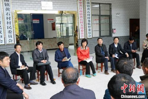 中國僑網(wǎng)2017年4月,,湖南省委常委,、統(tǒng)戰(zhàn)部部長黃蘭香(左五)在安化縣黃石村調(diào)研。湖南省委統(tǒng)戰(zhàn)部供圖