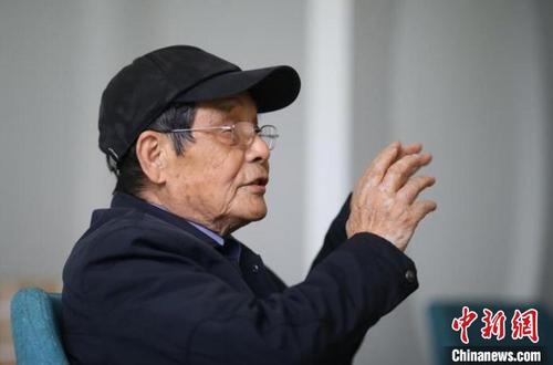 中國僑網老人不懼往昔的傷痛,,總是一遍遍把這段歷史說給年輕人們聽,“唯有和平才能家國興旺,!” 泱波 攝