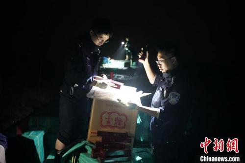 中國(guó)僑網(wǎng)警方在檢查行動(dòng)中查獲的走私香煙,?!」鸷!z